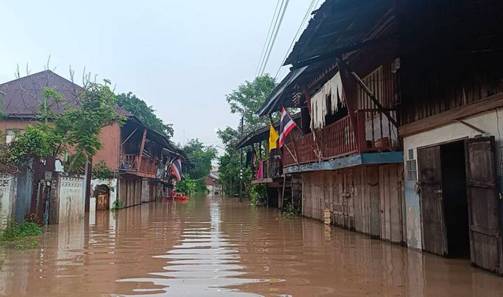 Flood risk rises with rain, high tides