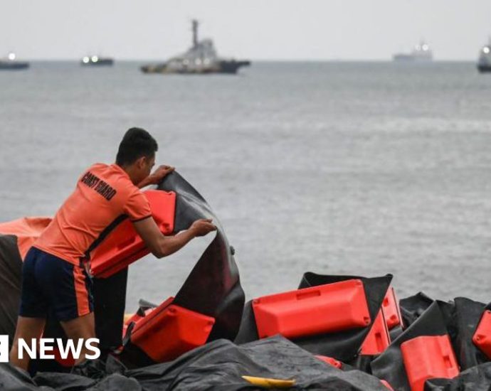 Philippines oil spill: Coast guard to deploy floating barriers