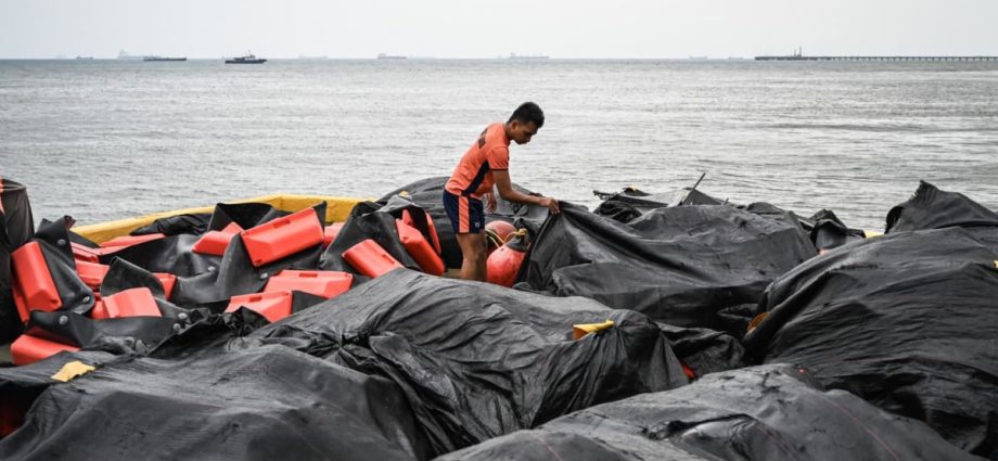 Philippines to deploy floating barriers to contain oil spill
