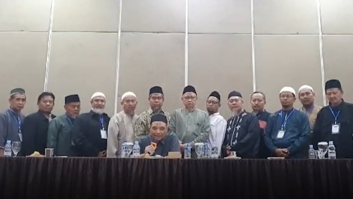 Terrorist group Jemaah Islamiyah's top leaders say it is dissolved. How should its ex-members, the Indonesian authorities move forward?