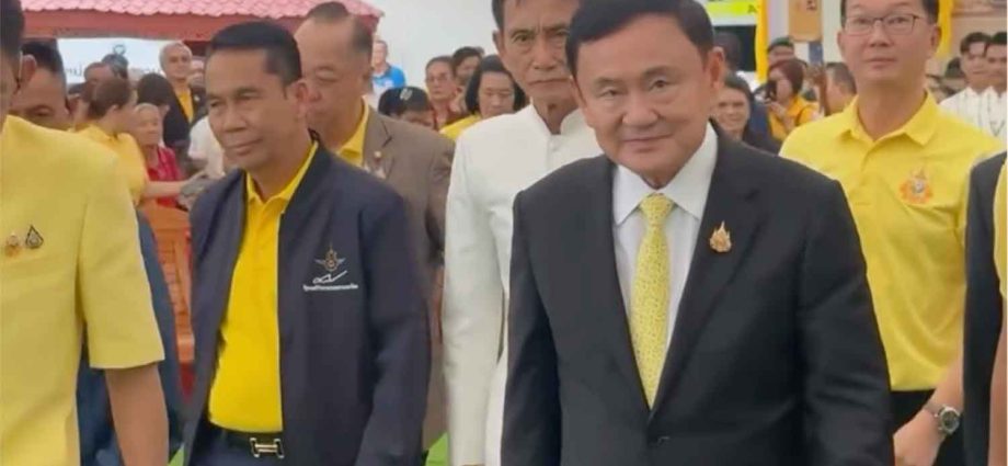 Thaksin visits one of Pheu Thai’s lost provinces, vows concrete work for public