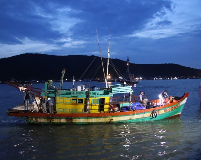 Vietnamese trawler, crewmen captured off Nakhon Si Thammarat