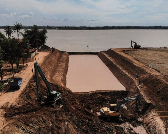 Cambodia PM launches project linking Mekong River to sea via canal
