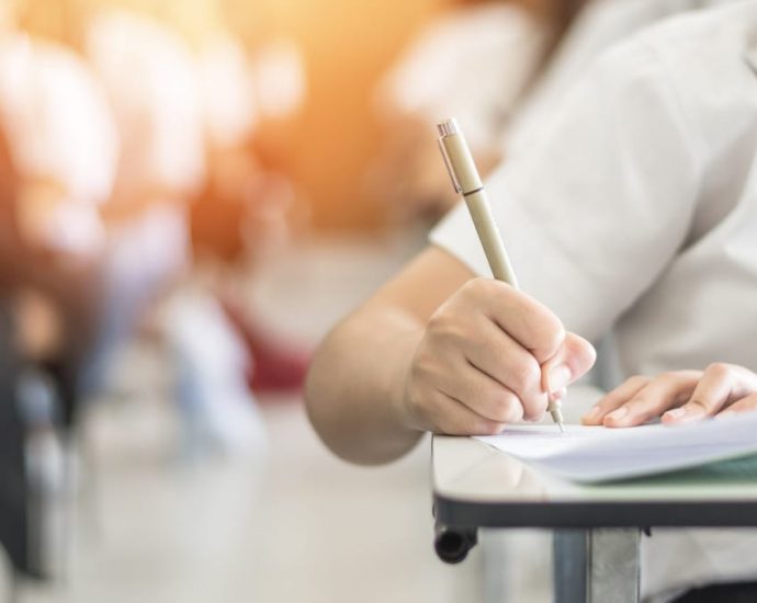 Commentary: Ditching note-taking apps for old-fashioned pen and paper could do us good