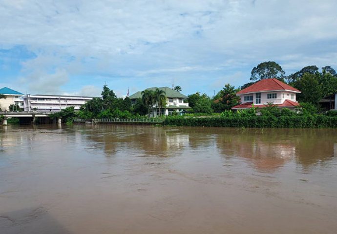 Flash flooding below dam in Nakhon Nayok