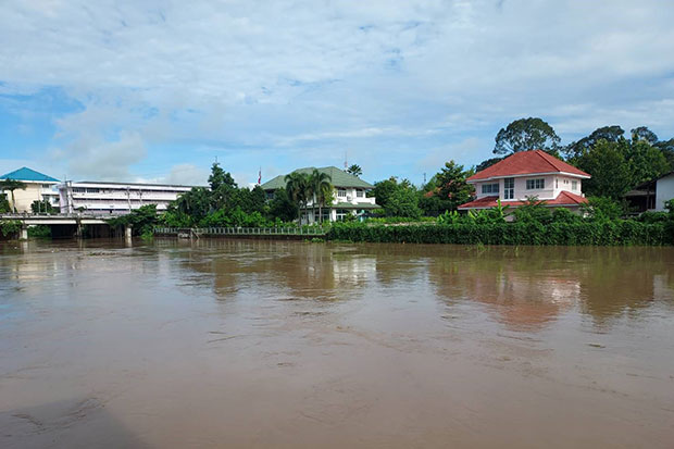 Flash flooding in Nakhon Nayok after sudden discharge from dam