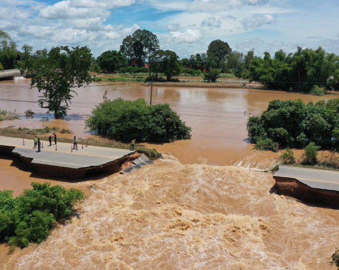 Floods cut off highway in Sukhothai