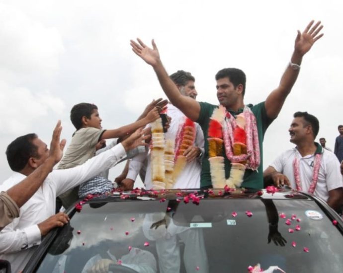 Gold medallist Nadeem brings Pakistan’s first athletics medal home to hero’s welcome