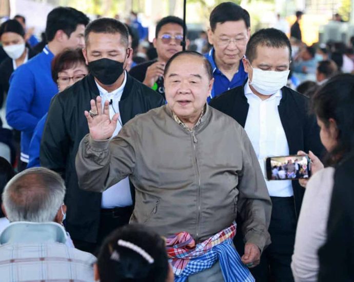 Journalists demand probe into Prawit”s slapping reporter
