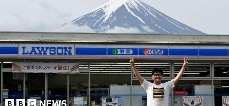 Mount Fuji: Barrier blocking view removed – for now