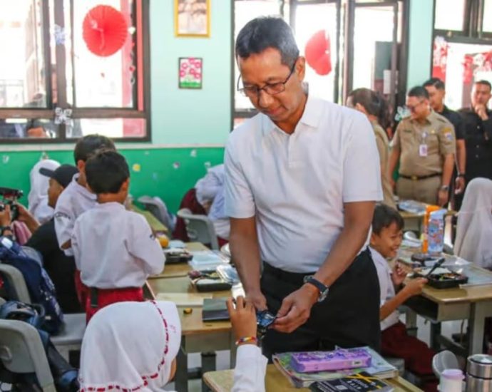 Pregnant women, breastfeeding mothers among those to benefit from Indonesia’s expanded free meal initiative