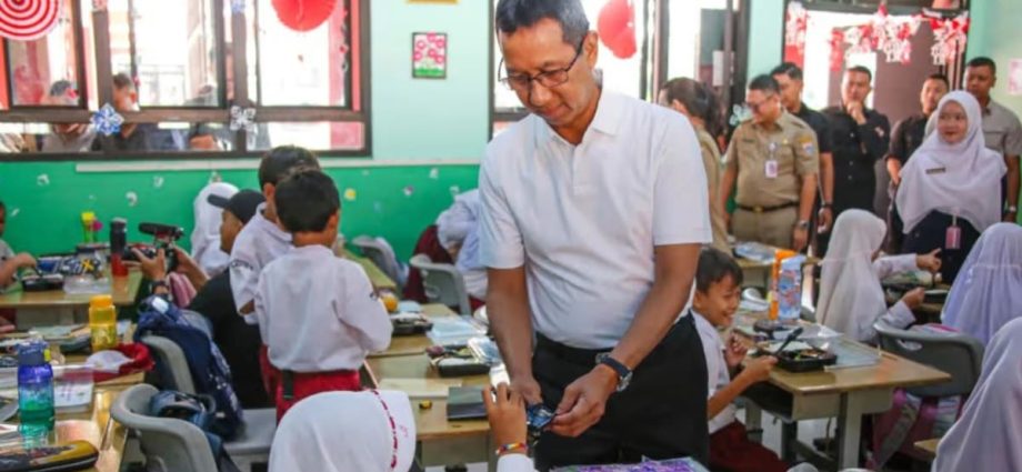 Pregnant women, breastfeeding mothers among those to benefit from Indonesia’s expanded free meal initiative
