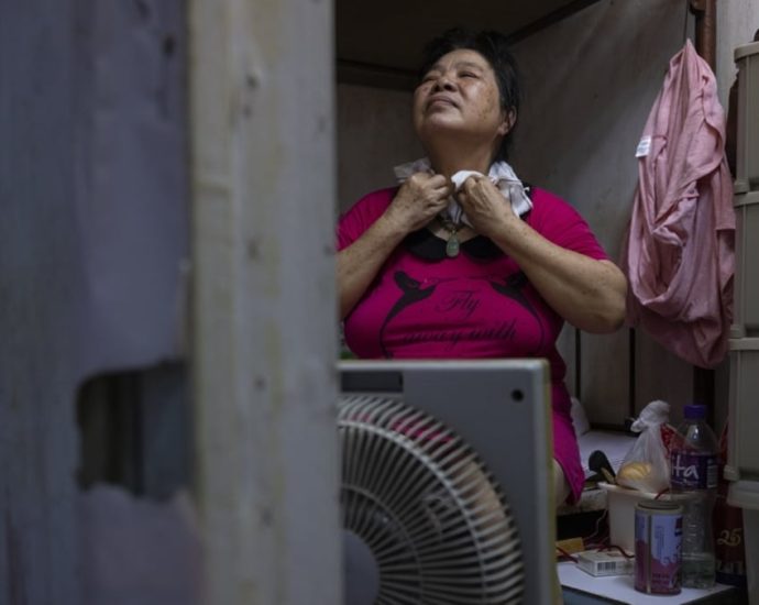 Sweltering heat in Hong Kong hit outdoor workers, lower-income residents