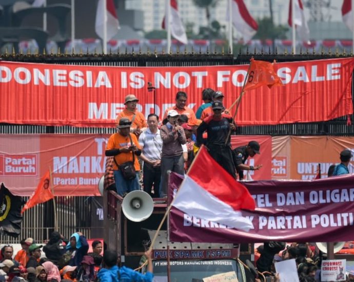 Thousands protest Indonesian parliament’s move to subvert court ruling, pave way for Jokowi’s son to contest in local elections