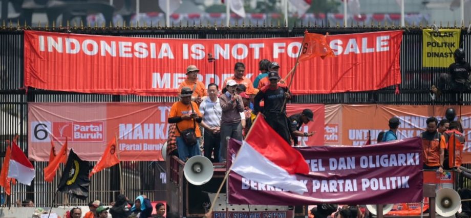 Thousands protest Indonesian parliament’s move to subvert court ruling, pave way for Jokowi’s son to contest in local elections