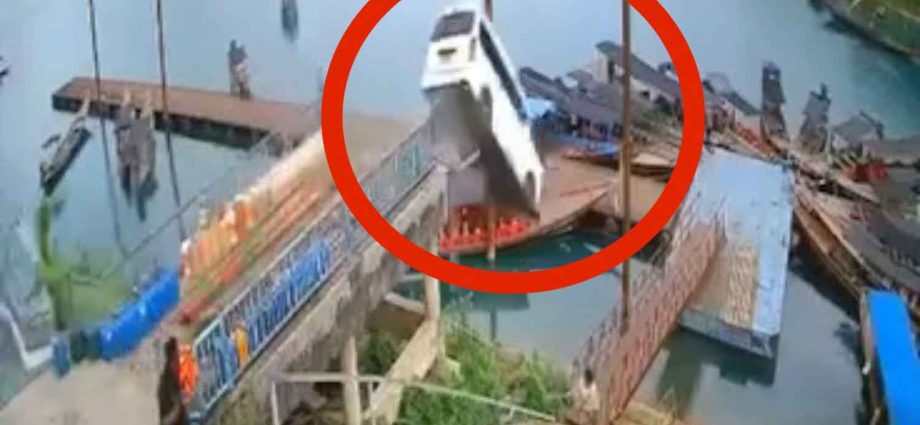 Tourist van plunges into reservoir in southern Thailand