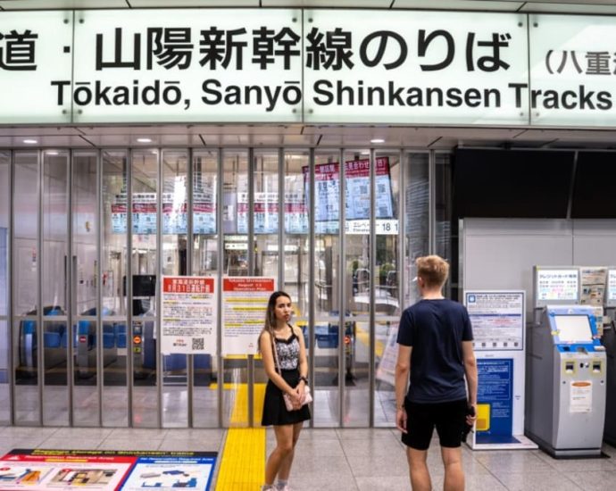 Weakening Shanshan rains still disrupting transport in Japan