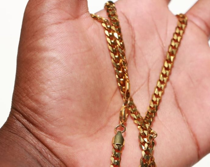 Woman fined for stealing S,000 gold chain from 76-year-old man in Geylang hotel room