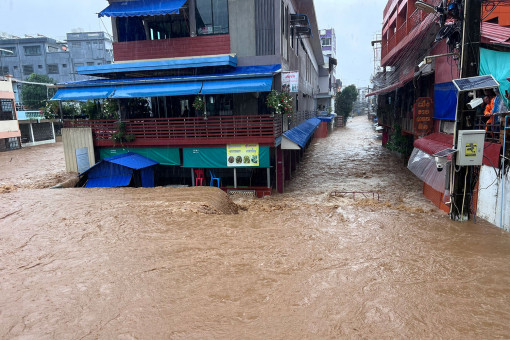 Busy Mae Sai border market flooded out