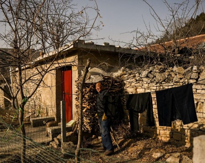 China announces one-off cash handouts for those in extreme poverty