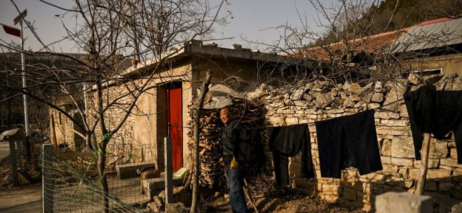 China announces one-off cash handouts for those in extreme poverty