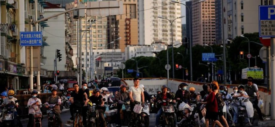China’s legislature approves draft proposal to raise retirement age