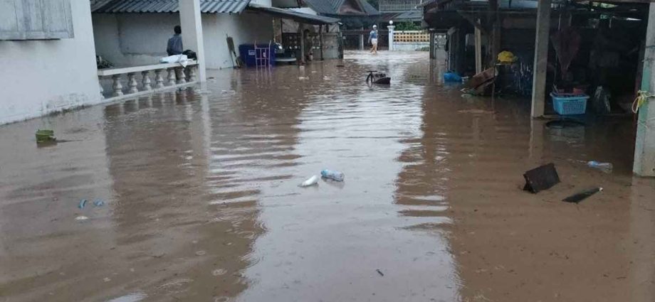 Flooding continues in 4 Thai provinces