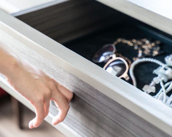 Maid stole cash from employer’s red packets and stashed gold chain in toilet, gets jail