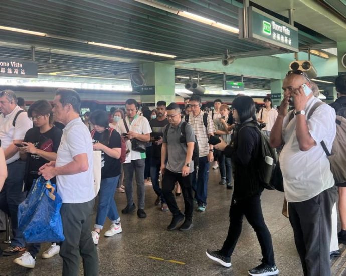 No MRT service between Boon Lay and Queenstown due to power fault on East-West Line