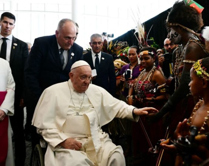 Pope Francis, in resource-rich PNG, urges that workers be treated fairly