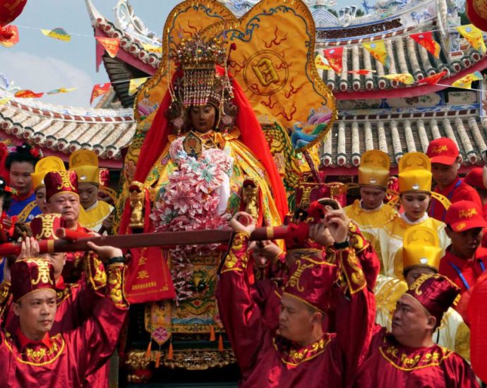 Taiwanese flock to China religious festival despite tensions