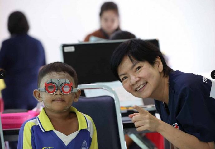 Thai Ophthalmologist receives prestigious Henry Davison Award