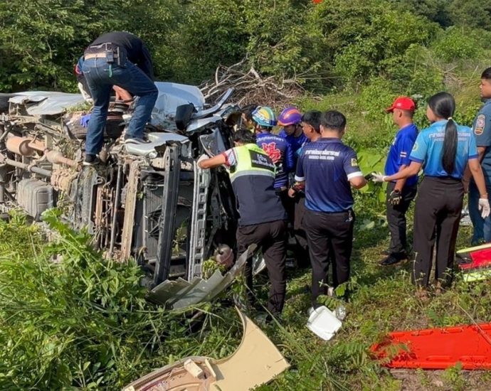 11 hurt as school van overturns in Surat Thani