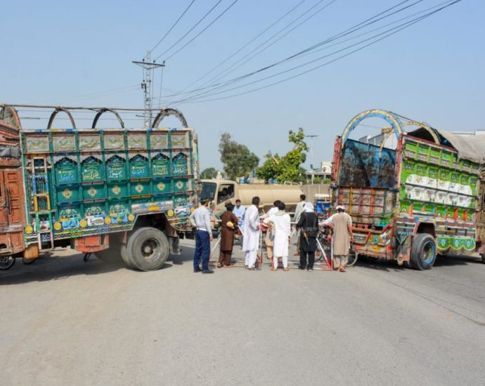 Attacks in northwest Pakistan leave 20 dead in 24 hours