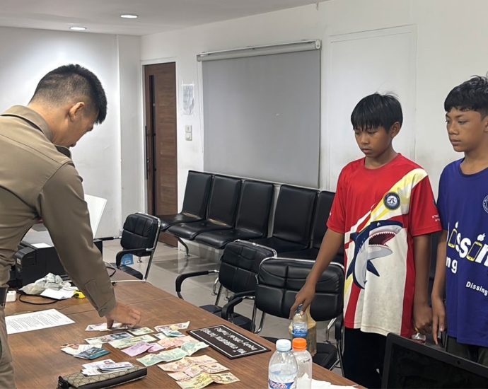 Boys praised for returning wallet found in Pattaya