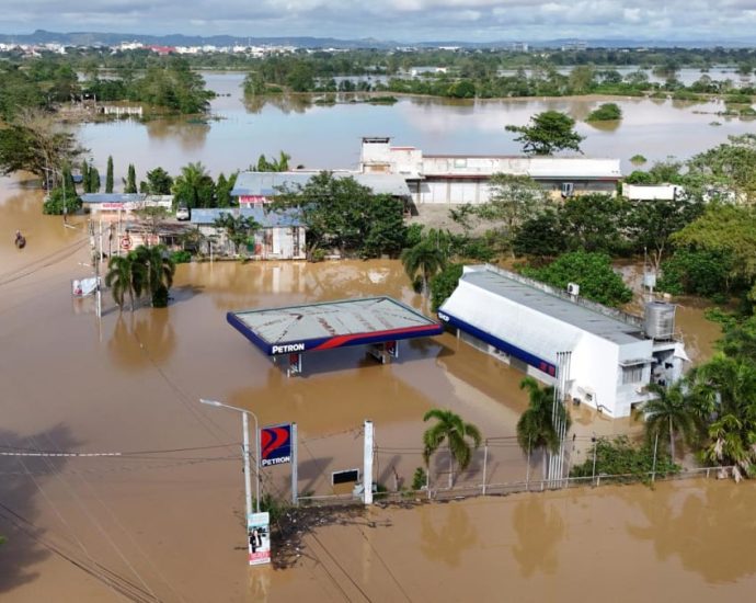 Floods strike thousands of houses in northern Philippines