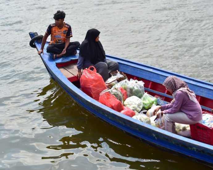 Hundreds of students affected by Malaysia’s clampdown on Thai border illegal crossings; education ministry to investigate