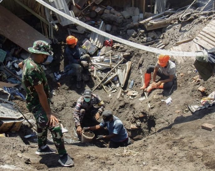 Indonesia volcano eruption kills 10, sets villages aflame