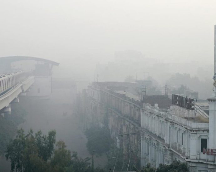 Pakistan shuts primary schools in Lahore over record pollution