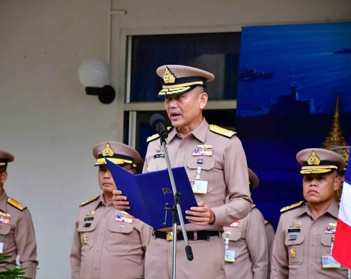 Thai navy chief visits Koh Kut amid row