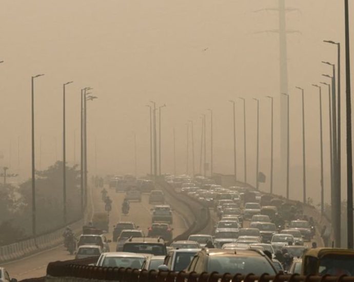 Visibility drops in parts of Delhi as pollution surges