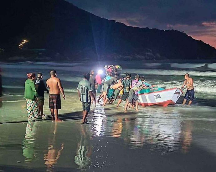 1 missing after boat capsizes off Thailand’s Koh Phangan