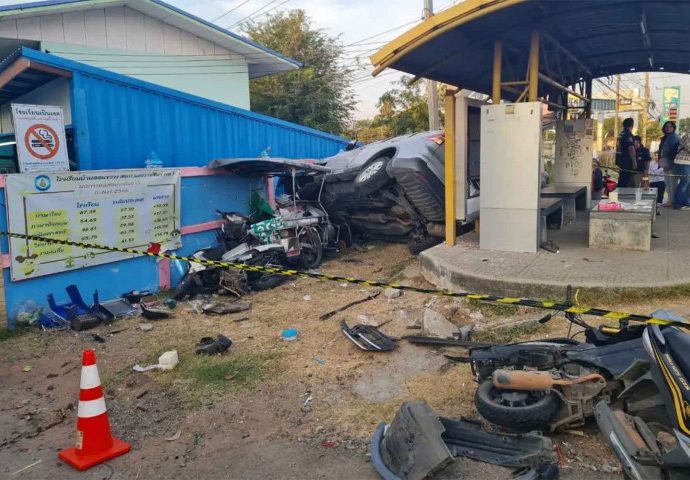 Drink-driver kills policeman, injures students, parents outside school