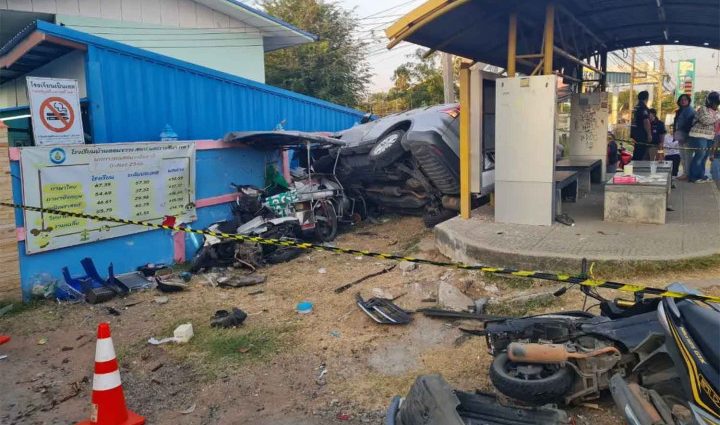 Drink-driver kills policeman, injures students, parents outside school