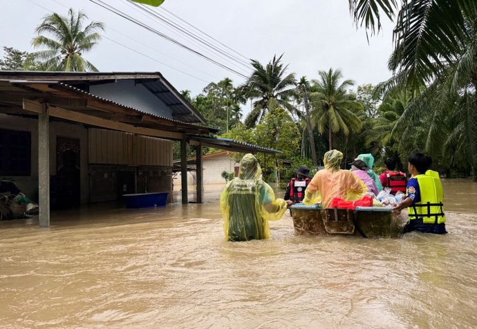 Floods continue to batter southern Thailand