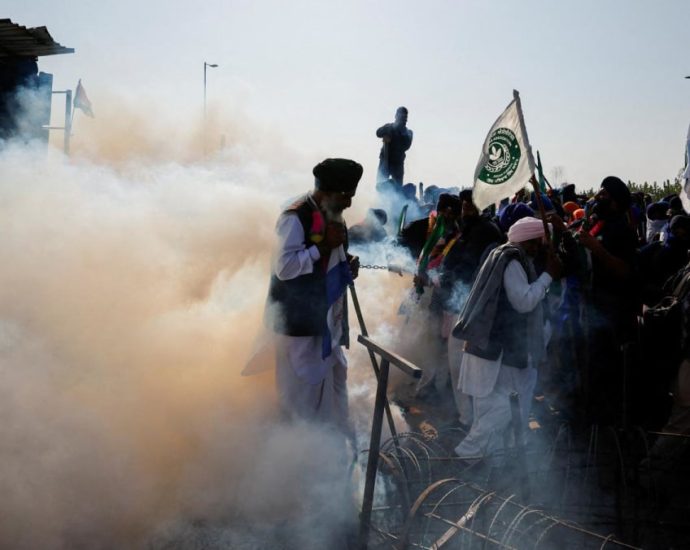 Police prevent Indian Punjabi farmers marching to Delhi to demand better prices