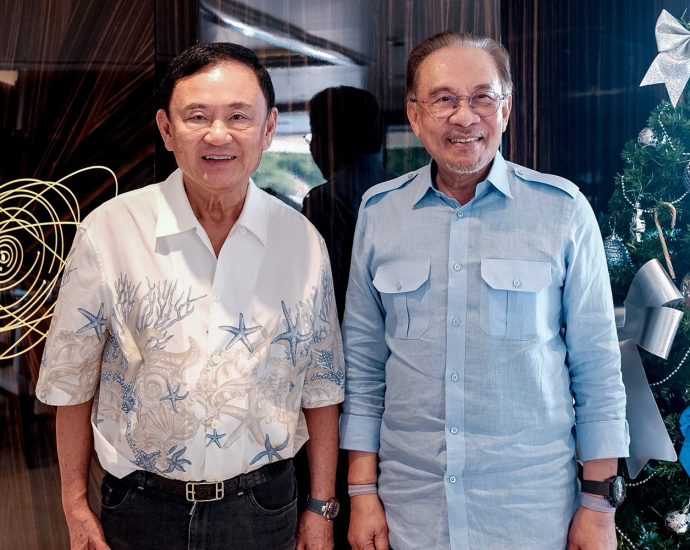 Thaksin and Malaysian PM hold talks aboard yacht