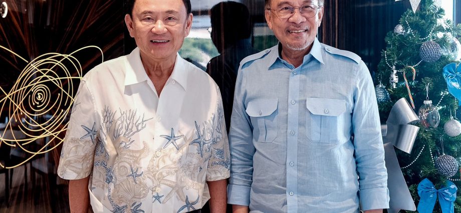 Thaksin and Malaysian PM hold talks aboard yacht