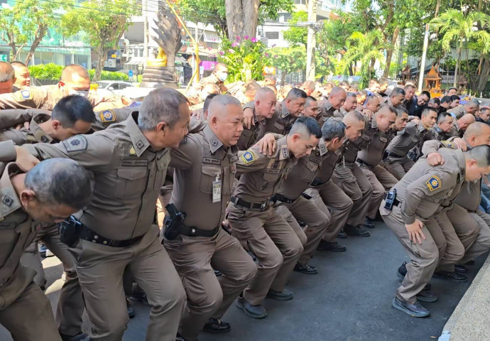 Thong Lor police do squats to atone for drunken misbehaviour