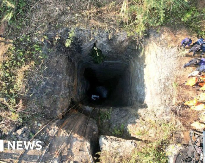 Assam: India rescuers race to save men stuck in flooded rat-hole mine